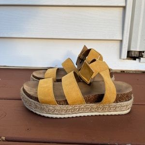 Universal Threads Platform Sandals